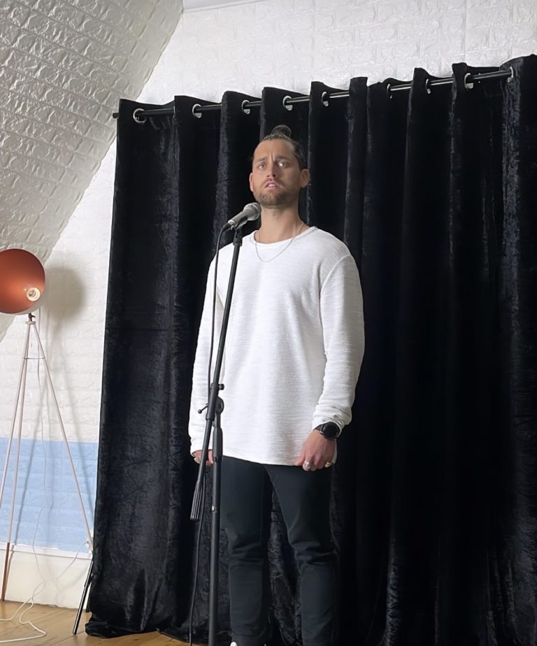 The Singers Space Lights, Camera, Perform With Bradley Jaden — photo 2